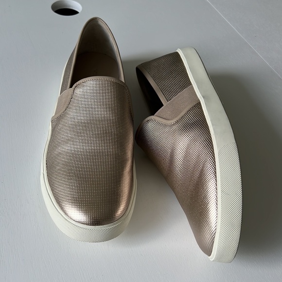 Vince textured gold fabric 10M(40) slip on flats - Picture 15 of 16